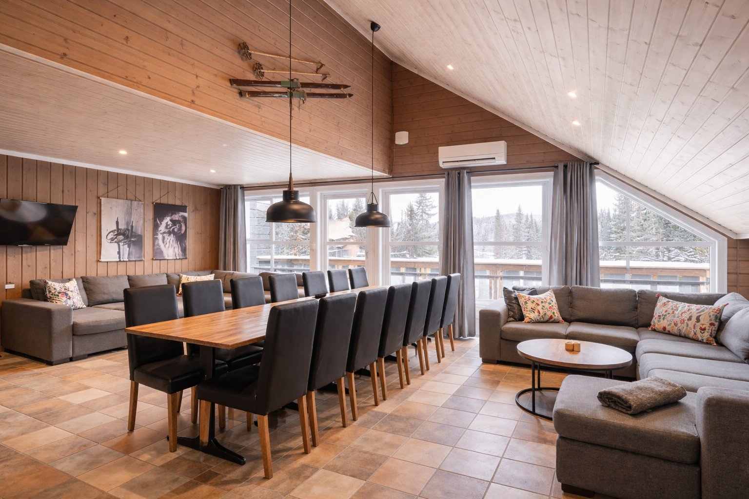 Interiör Bakkebygrenda 1B – allrum med matbord för 16 personer